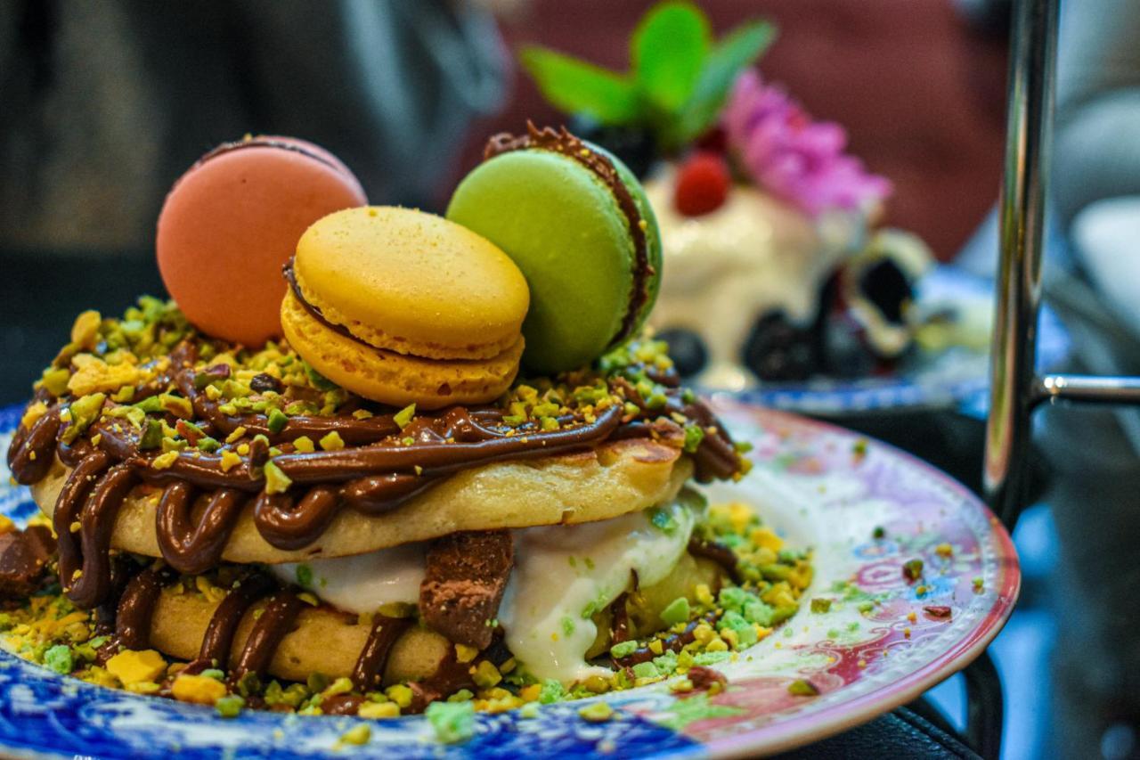 Palazzo Cornalia Hotel Milano Eksteriør billede A mille-feuille with macarons