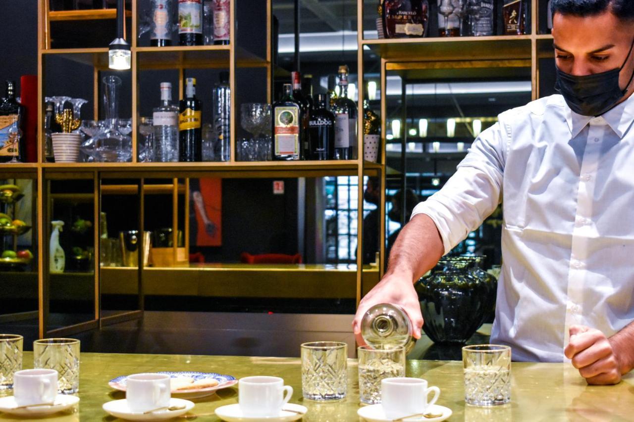 Palazzo Cornalia Hotel Milano Eksteriør billede A bartender at work