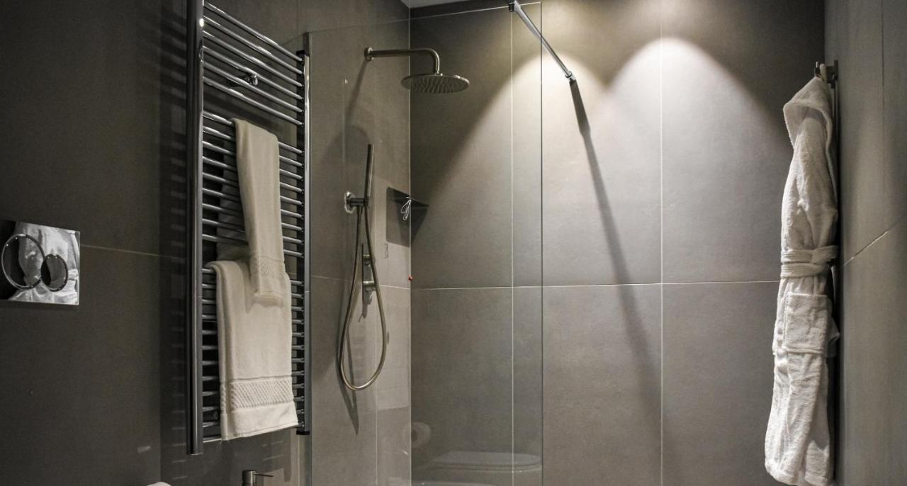 Palazzo Cornalia Hotel Milano Eksteriør billede A shower with a fixed shower head and a handheld shower head