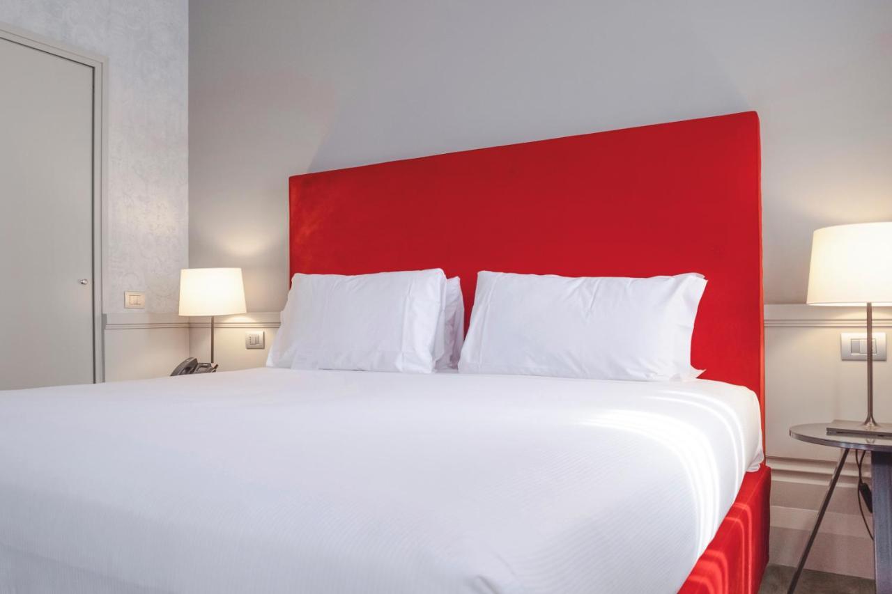 Palazzo Cornalia Hotel Milano Eksteriør billede A bed with a red headboard