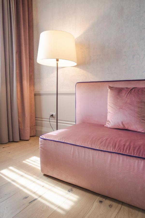 Palazzo Cornalia Hotel Milano Eksteriør billede A sofa in a hotel room