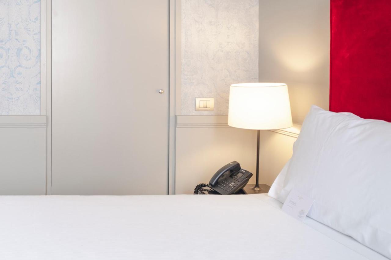 Palazzo Cornalia Hotel Milano Eksteriør billede A telephone in a hotel room