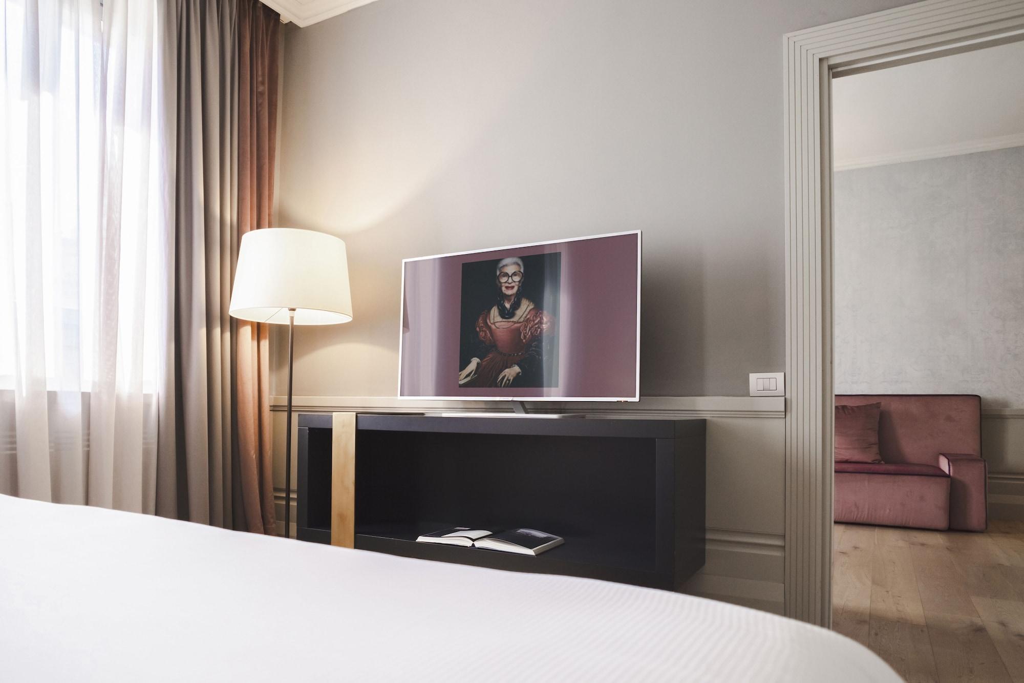 Palazzo Cornalia Hotel Milano Eksteriør billede A television in a hotel room