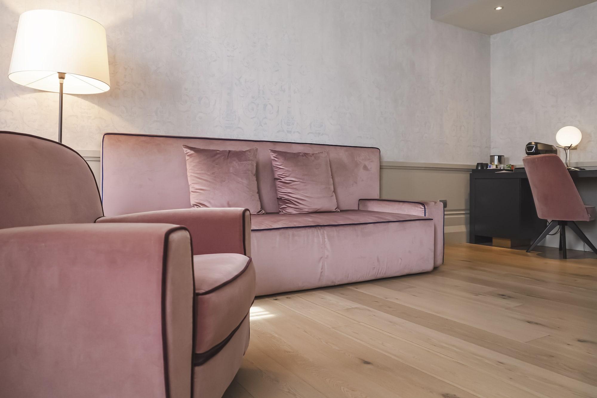 Palazzo Cornalia Hotel Milano Eksteriør billede A sofa upholstered in velvet